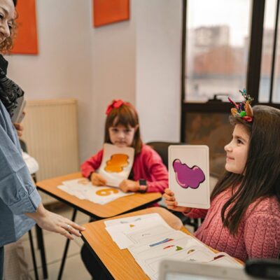 Descoperă lumea prin artă beneficiile atelierelor creative pentru copii