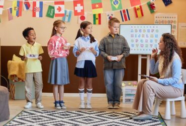 Cum învață copiii limbi străine prin joacă Descoperă magia cluburilor educative Cum învață copiii limbi străine prin joacă Descoperă magia cluburilor educative