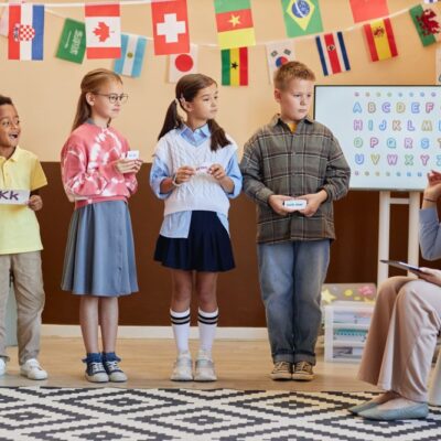 Cum învață copiii limbi străine prin joacă Descoperă magia cluburilor educative