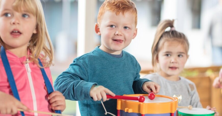 Cum îi ajută muzica pe copii să se dezvolte armonios